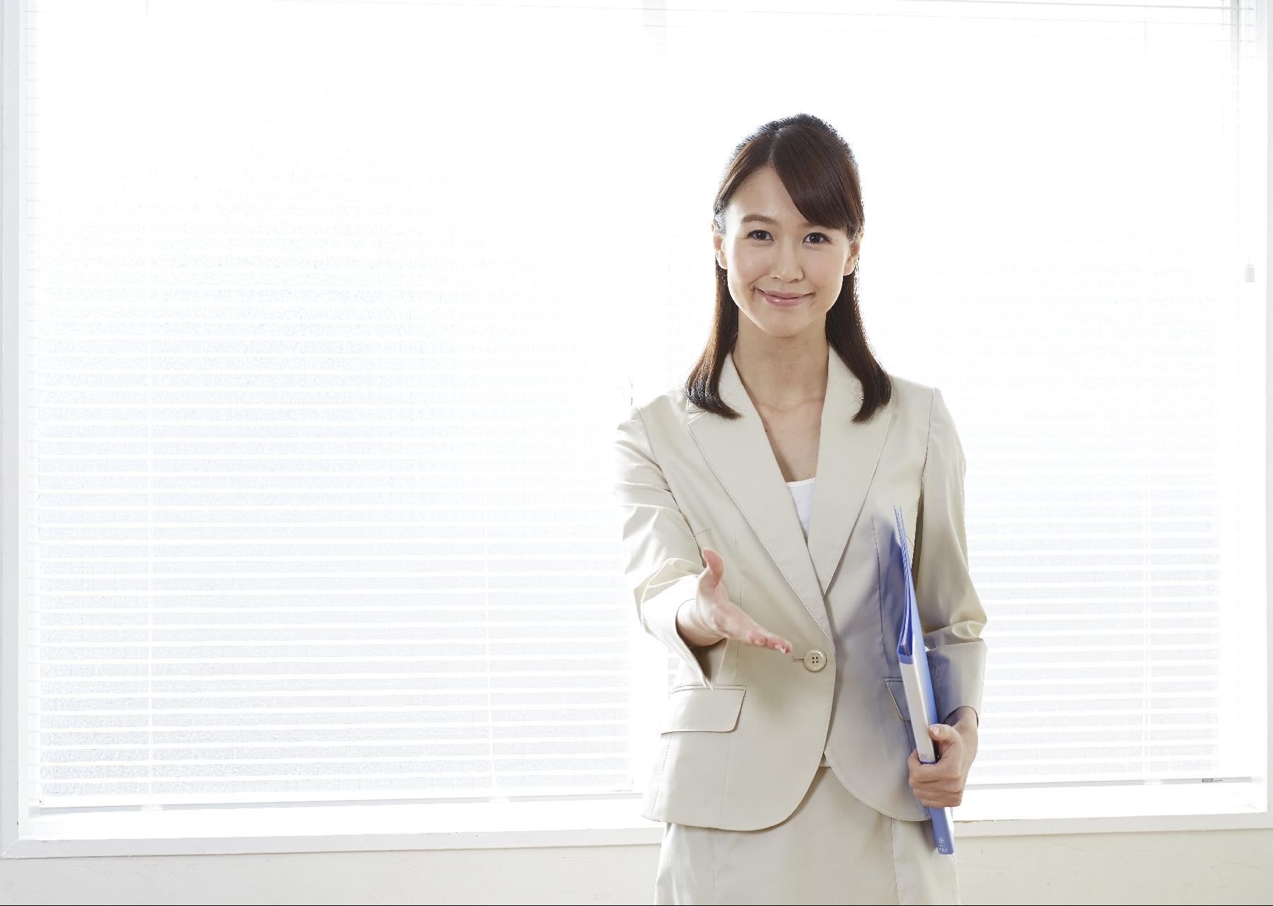 スーツ姿の女性