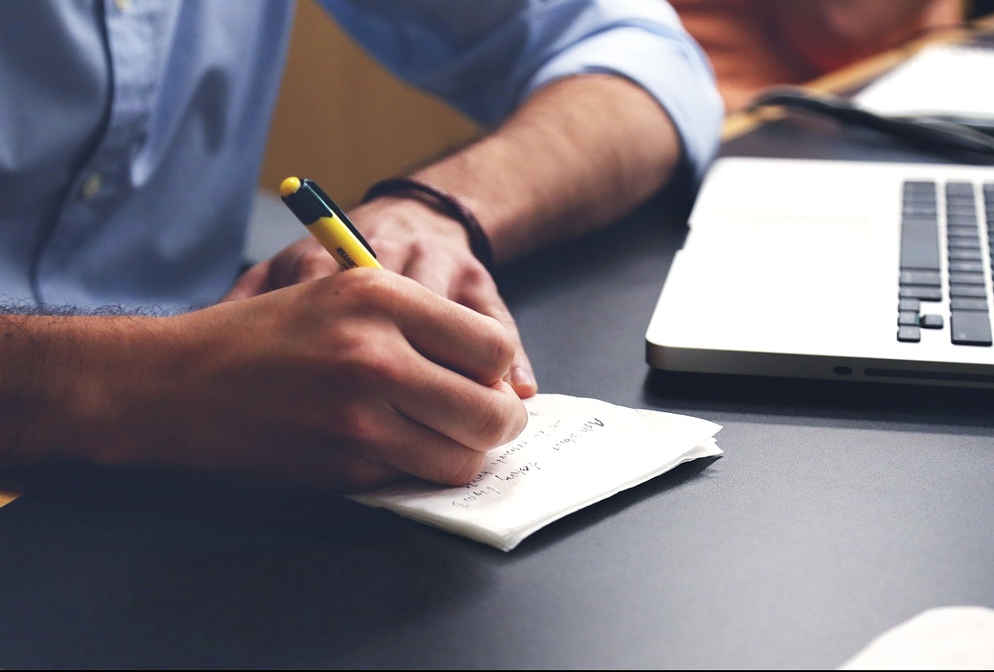 メモを取る手もと